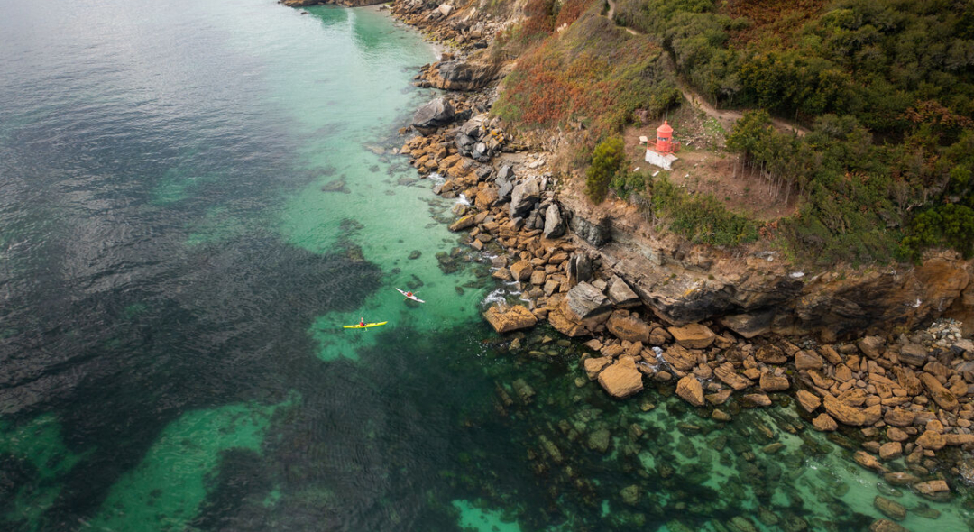 L'île de Groix, accessible en bateau depuis Lorient, est un havre de paix pour les amoureux de la nature et des paysages sauvages.