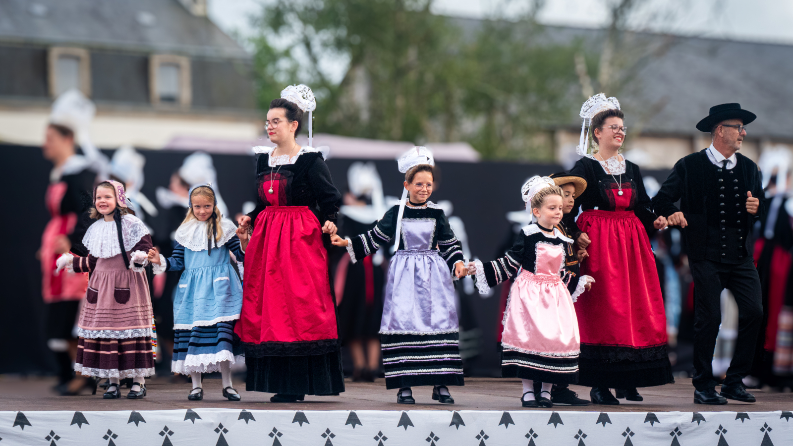 Fête bretonne avec le cercle celtique Bleunioù Lann an Aven de Riec-sur-Bélon à la Soirée de l'Aven