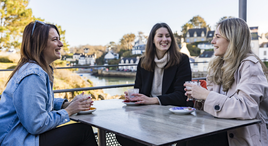 Le Trois Mats en terrasse sur le port de Doëlan