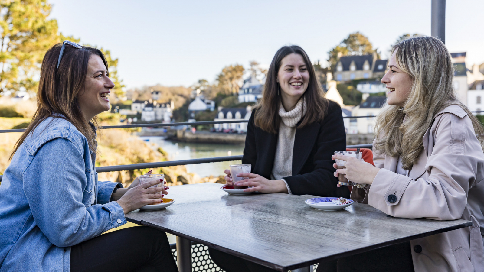 Le Trois Mats en terrasse sur le port de Doëlan